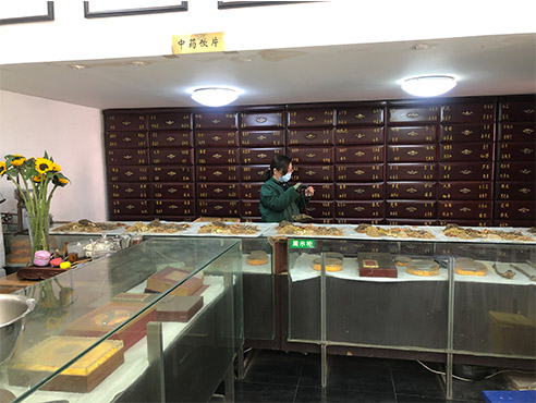 医师配药中